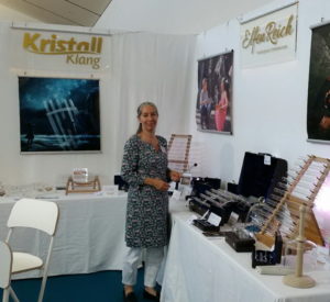 Frau Messestand Klanginstrumente
